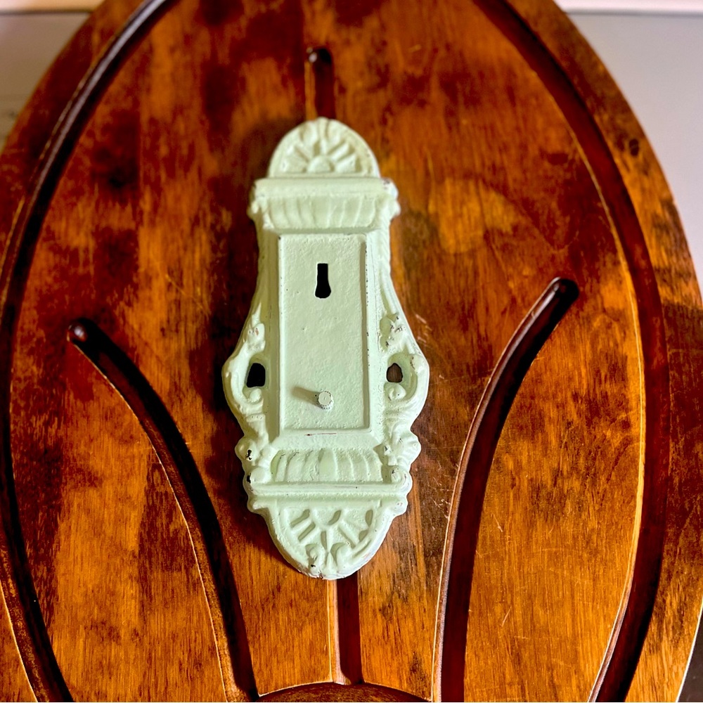 Vintage-look doorknob hanger